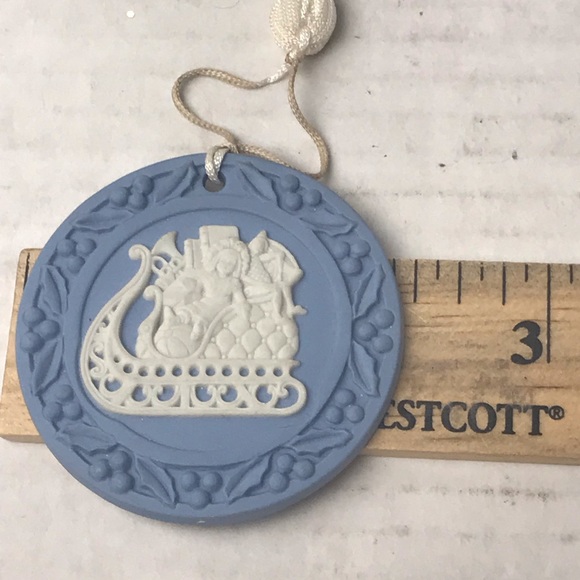 VINTAGE WEDGWOOD - Annual Jasperware Sleigh Ornament - Picture 7 of 7
